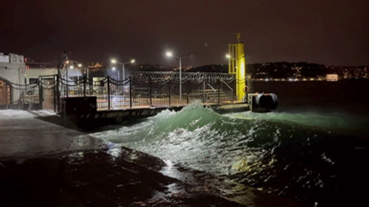 İstanbul'da şiddetli rüzgar kıyıları böyle dövdü!