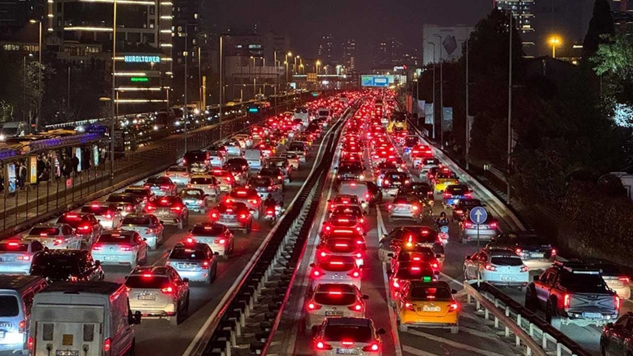 İstanbul'da trafik yoğunluğu yüzde 85