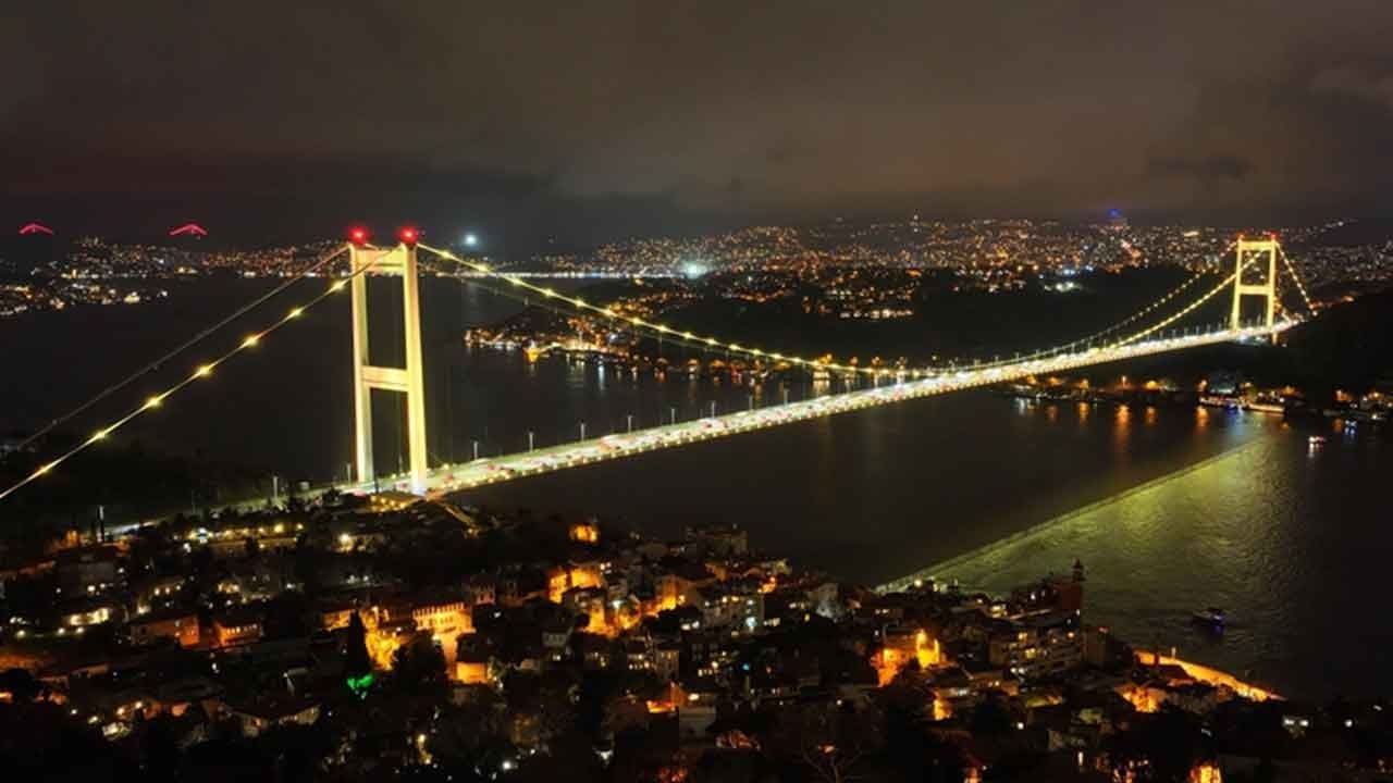 İstanbul'un simgesi bu gece tanınmaz hale geldi! Nedeni ortaya çıkınca herkes destek verdi!