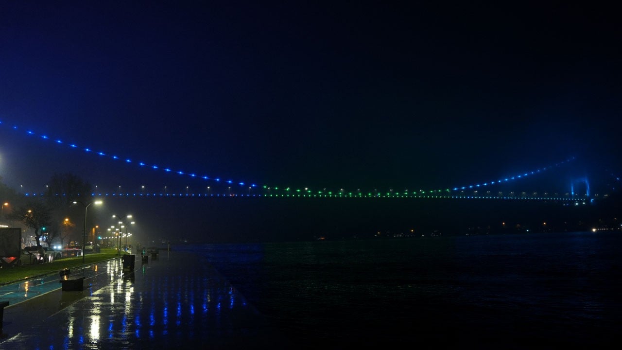 İstanbul'un simgesi su için ışıklandı