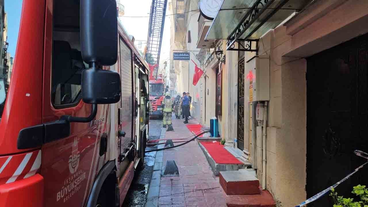 İstiklal Caddesi’nde alevler yükseldi: Restoranda çıkan yangın paniğe yol açtı