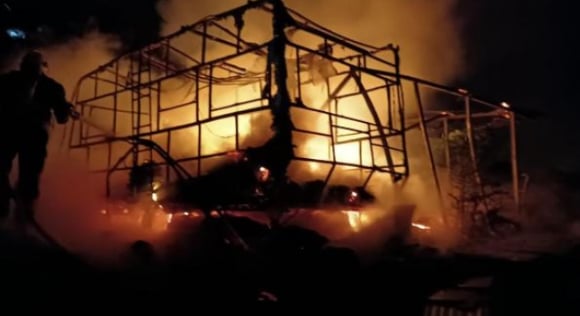 İtfaiye ekiplerinin karavan yangınına müdahalesi kask kamerasında