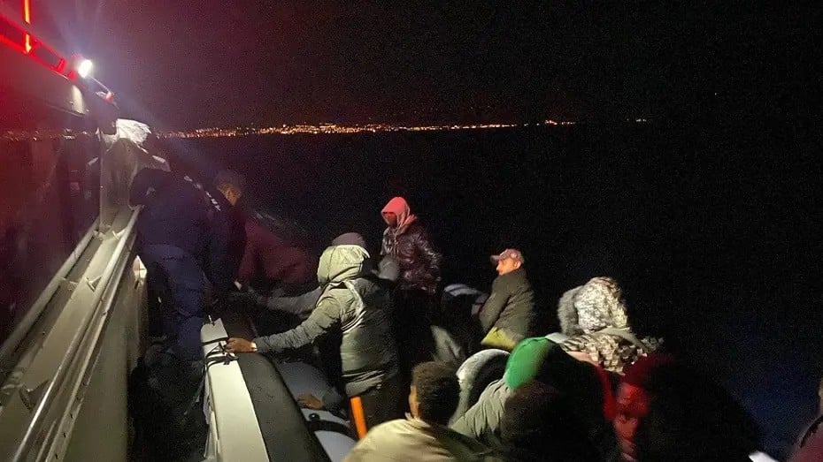 İzmir açıklarında 75 düzensiz göçmen kurtarıldı