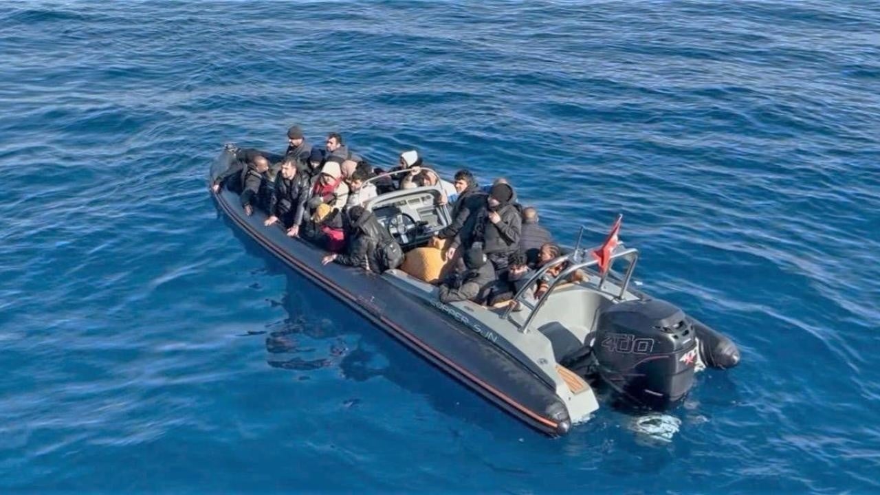 İzmir açıklarında Sahil Güvenlik operasyonu! 7'si çocuk 28 düzensiz göçmen yakalandı
