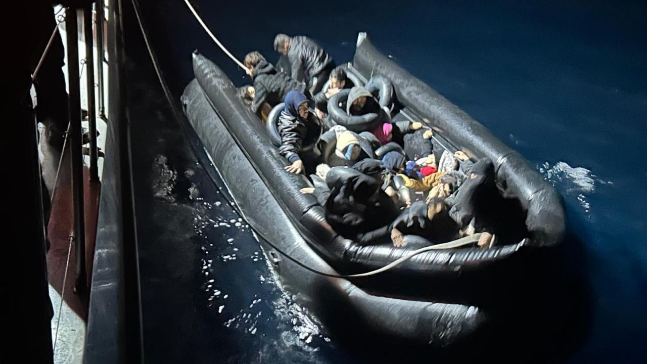 İzmir'de 33 düzensiz göçmen kurtarıldı