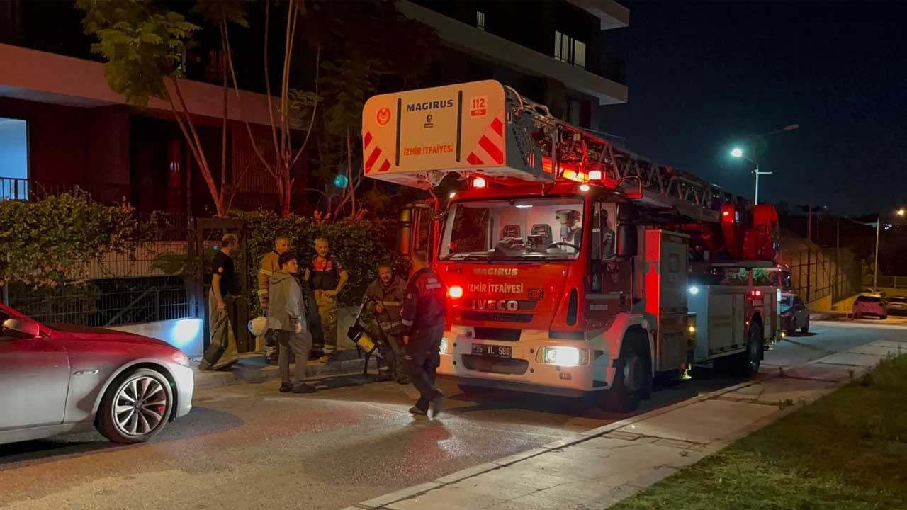  İzmir’de apartman dairesinde yangın; Mahsur kalan 4 kişi ile 1 köpek kurtarıldı