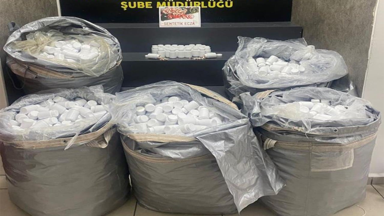 İzmir'de bir araçta 156 bin uyuşturucu ele geçirildi