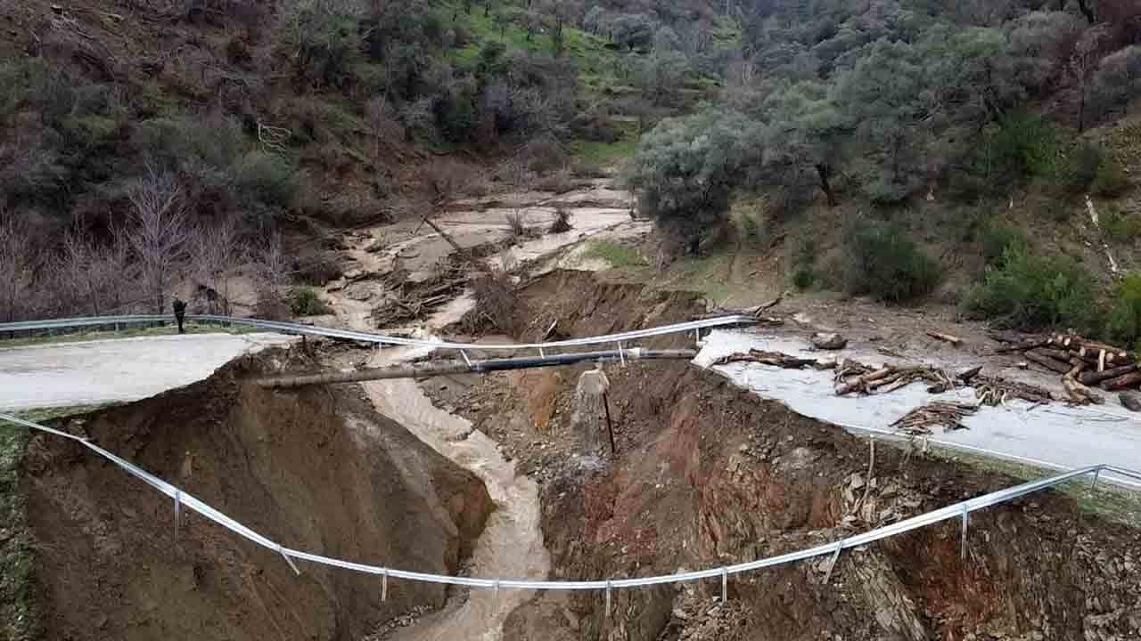 İzmir’de sağanak kabusu: Köprü yıkıldı, yol ikiye ayrıldı