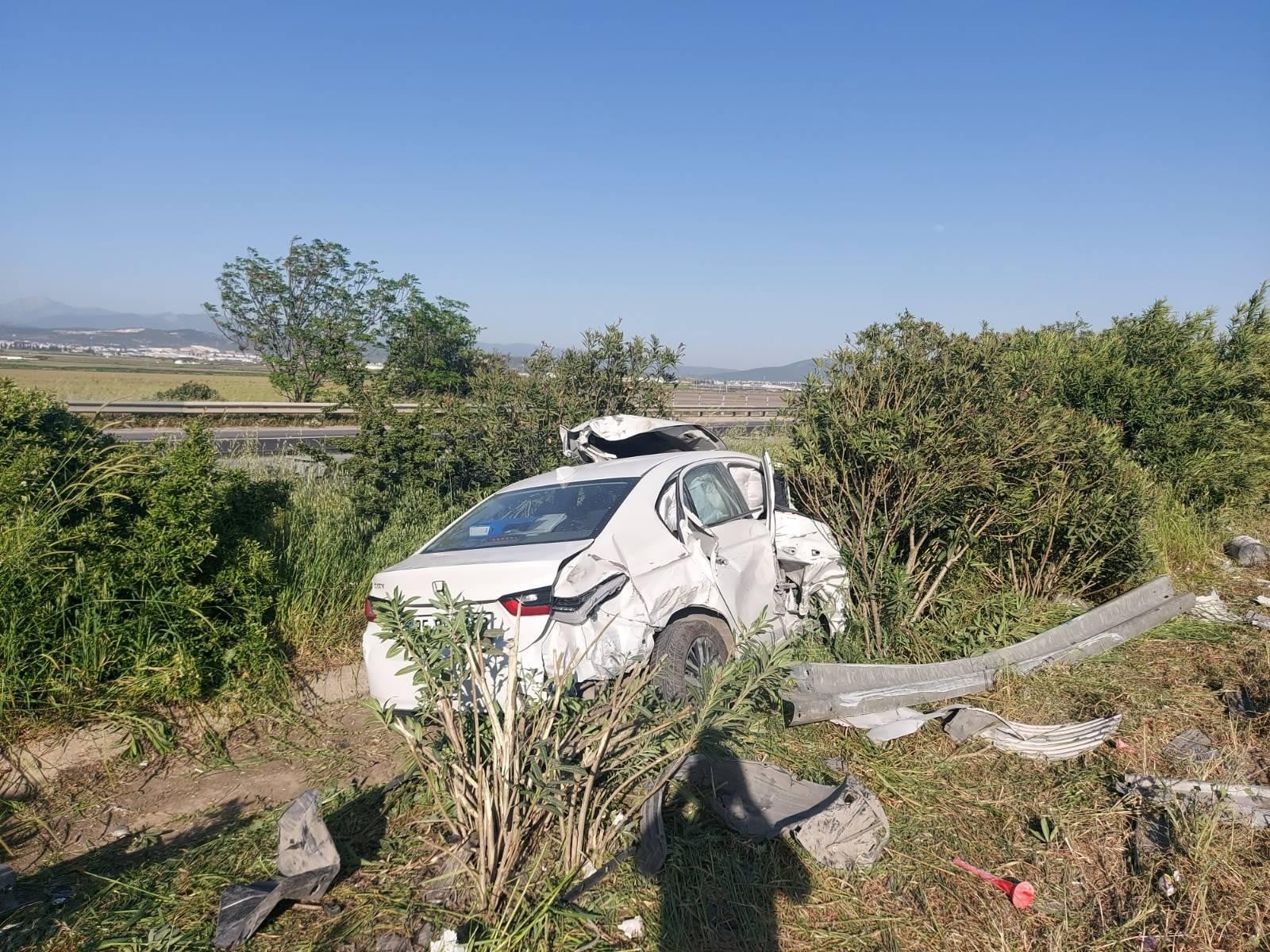 İzmir'de tırla çarpışan otomobilin sürücüsü yaralandı