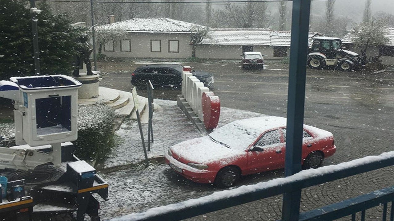 İzmir'in yüksek kesimlerine bahar ayında kar yağdı