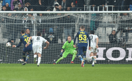 Kadıköy'de dev düello: Derbinin kilidi kalecilerin elinde!