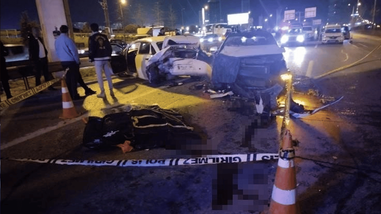 Kadıköy’de emniyet şeridindeki sürücüye otomobil çarptı: 1 ölü