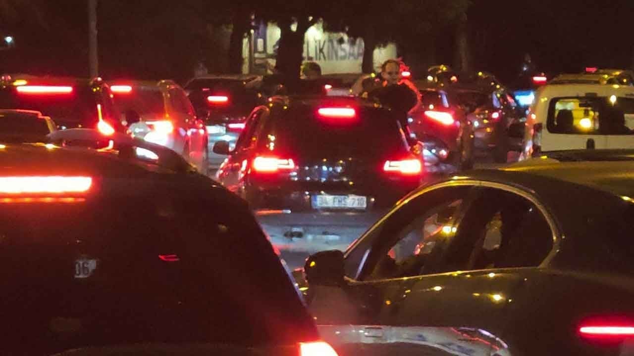 Kadıköy'de trafik terörü! Otomobilin camından sarkıp tehlike saçtı