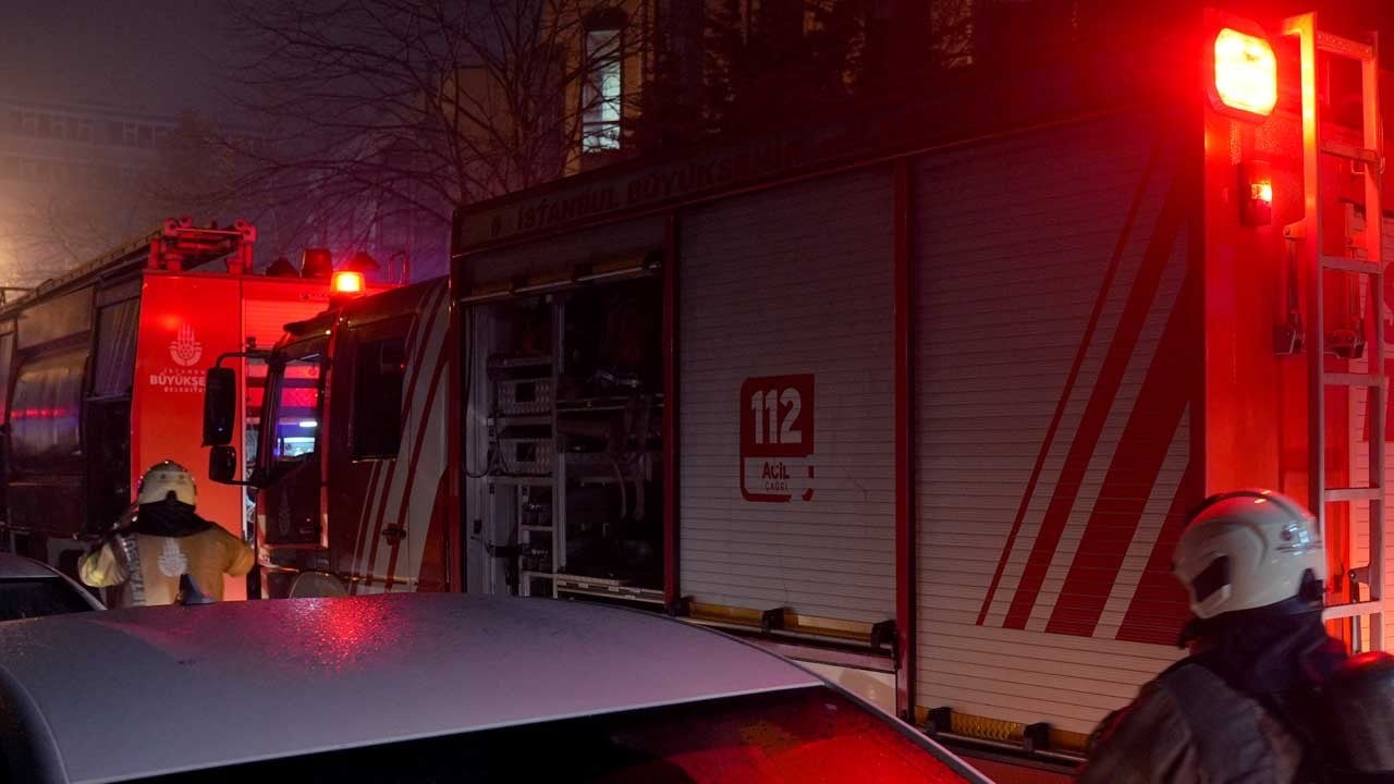 Kağıthane’de iş hanında korkutan yangın! 11 kişi kurtarıldı