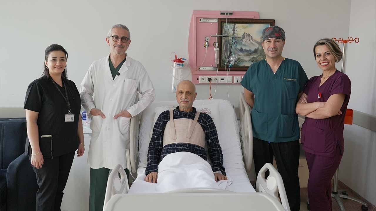 Kalbinde tümör ve 3 damarı tıkalıydı! Doktorların zamana karşı yarışı nefes kesti!