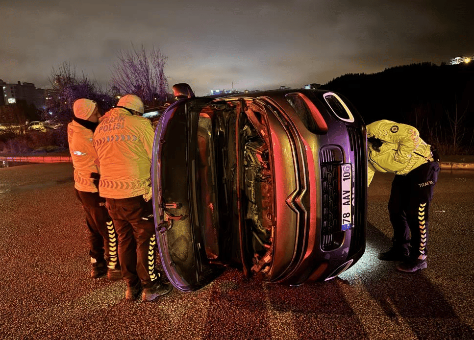 Kaldırıma çarpıp devrildi