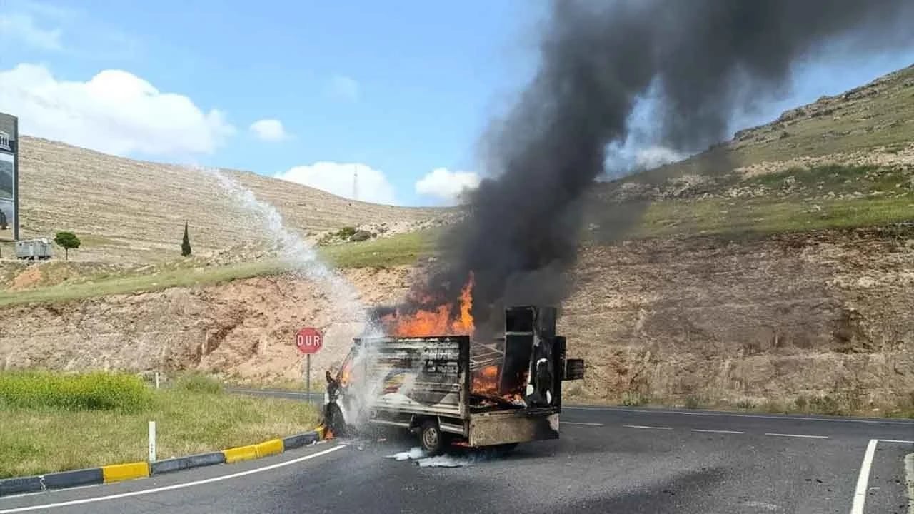 Kamyonet alev topuna döndü! Diyarbakır karayolunda ev eşyası taşıyan araç küle döndü!