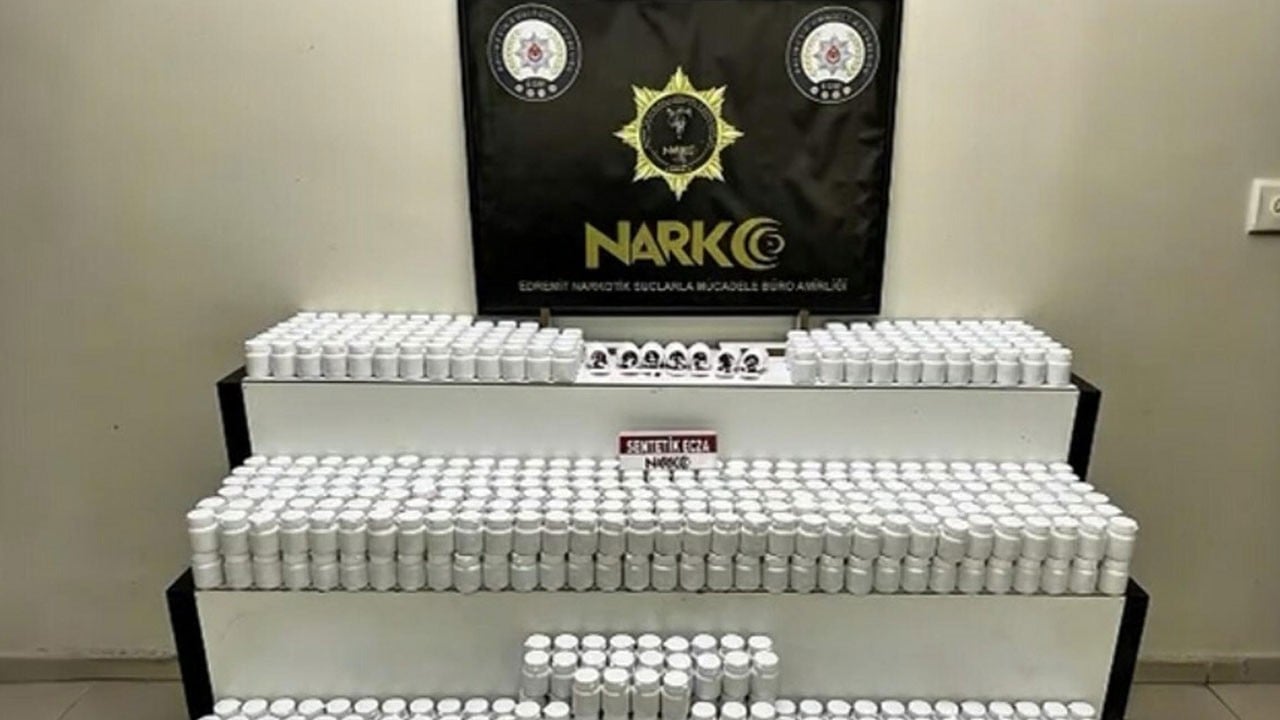 Kamyonette 42 bin hap ele geçirildi