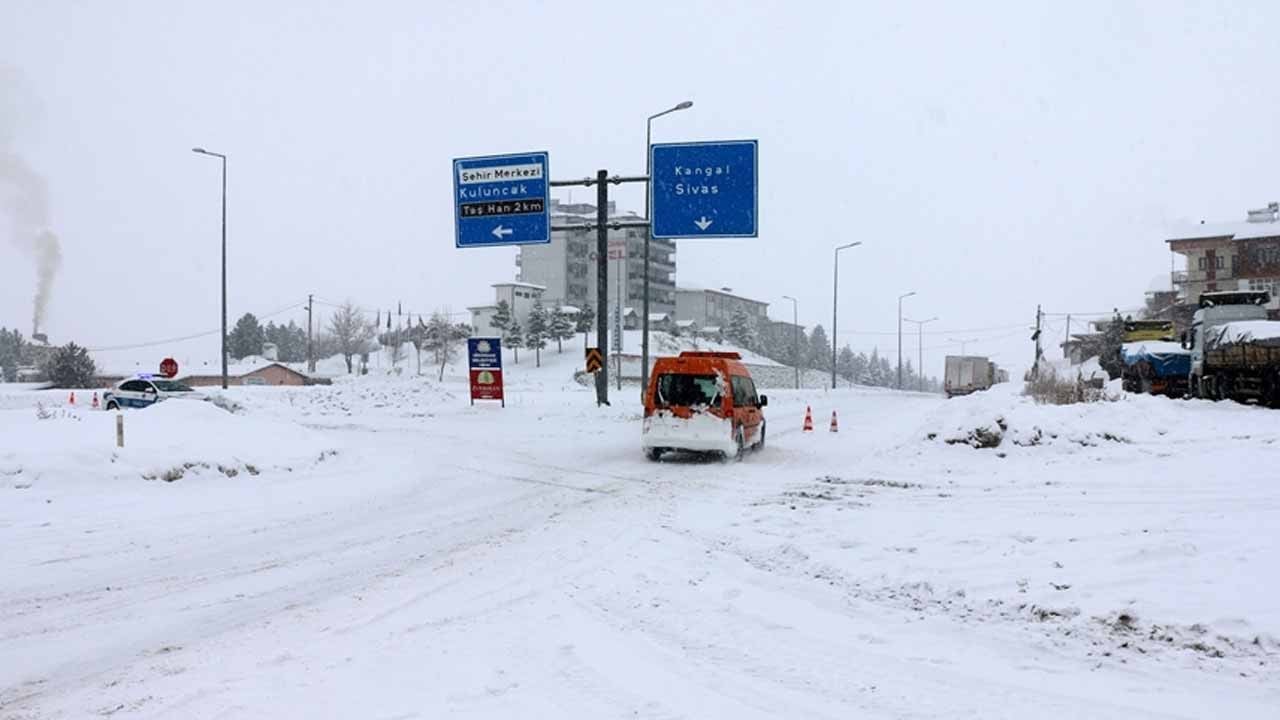 Kapanan yolda perde açıldı! Karla mücadelede son durum