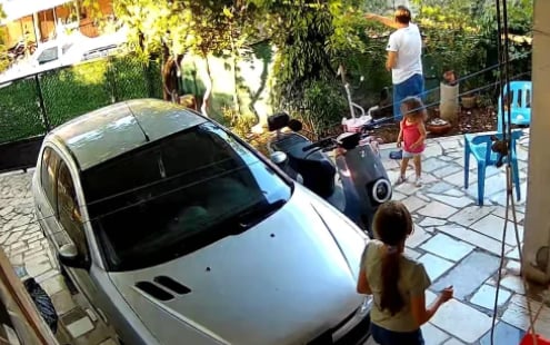 'Kapı gıcırtısı' sebebiyle komşusunu çocuklarının gözü önünde katletti! İşte kan donduran görüntüler