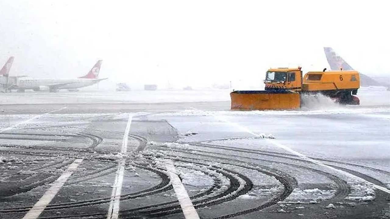 Kar etkisini gösterdi! Çok sayıda uçak seferi iptal edildi