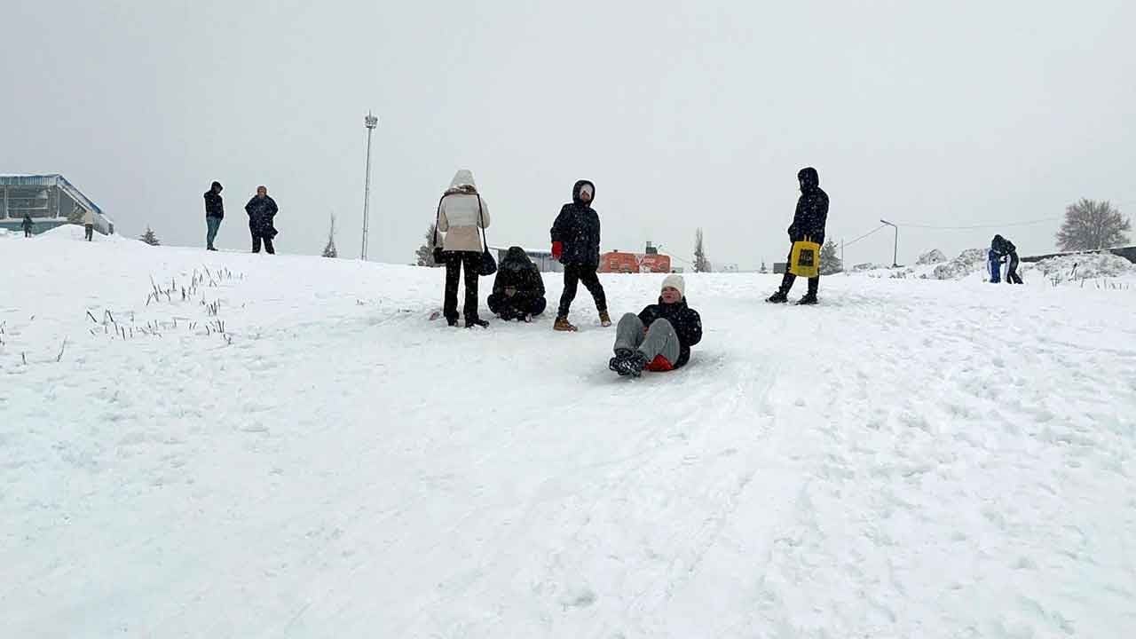 Kar kalınlığı 2 metreye dayandı! Zirvede kış şöleni nisan kapısındayken devam ediyor!