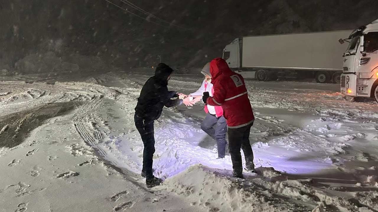Kar nedeniyle yolda mahsur kaldılar! Kızılay ve AFAD kumanya dağıttı