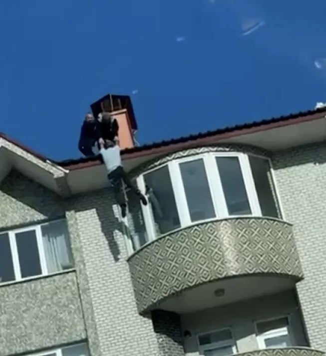 Kar temizlerken ayağı kaydı çatıda asılı kaldı