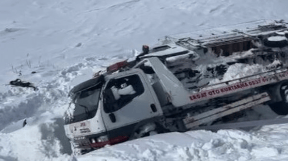 Kar ve buz affetmedi! Karayazı'da çekici dehşeti: Üzerindeki araçla birlikte devrildi