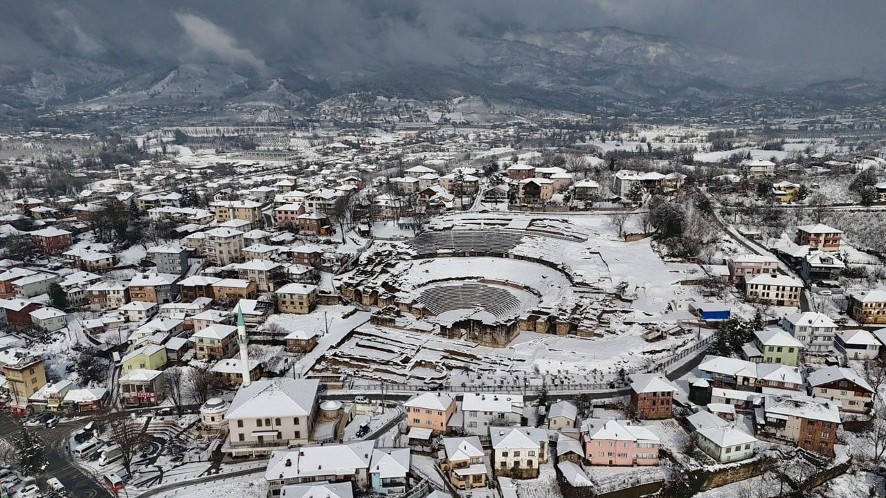 Kar yağdı, antik kent büyüledi!