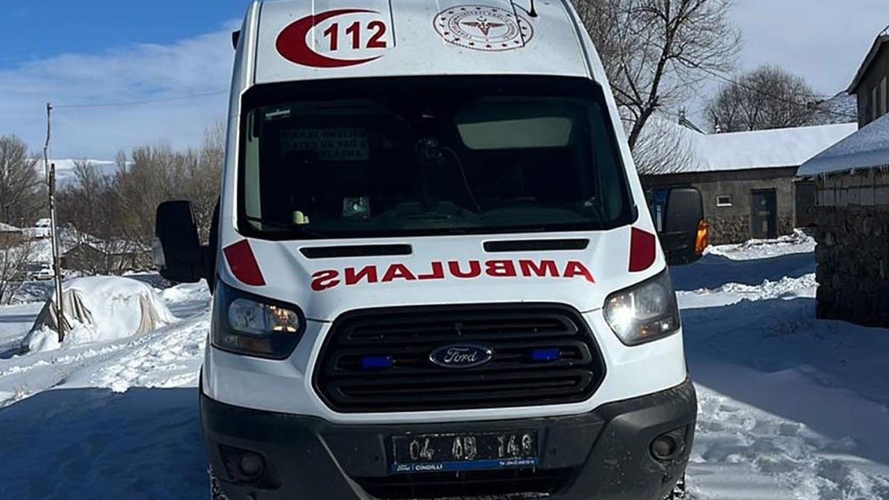 Kar yolları kapattı, hamile kadına iş makinesiyle ulaşıldı