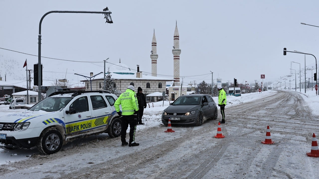 Kara yolu çığ nedeniyle ulaşıma kapandı!
