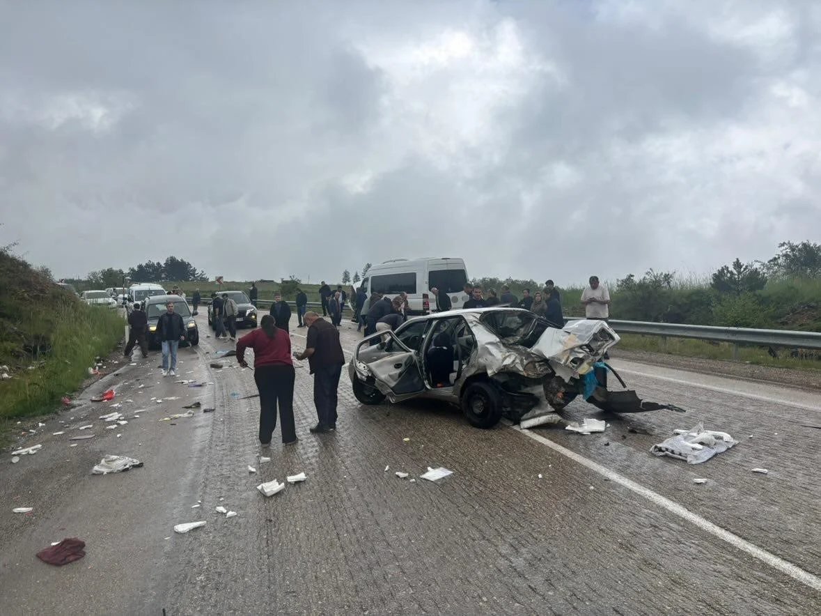 Karabük-Eflani karayolunda otomobil ile servis otobüsü çarpıştı: 6 yaralı