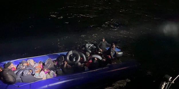 Karaburun açıklarında can pazarı! Dalgalara kapılan kaçak göçmenleri Sahil Güvenlik kurtardı!