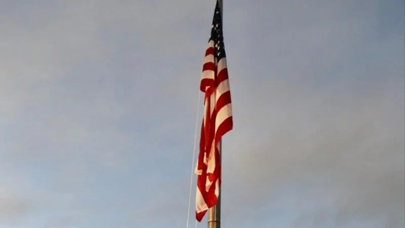 Karakas’ta 7 yıl sonra bir ilk: ABD bayrağı yeniden göndere çekildi!