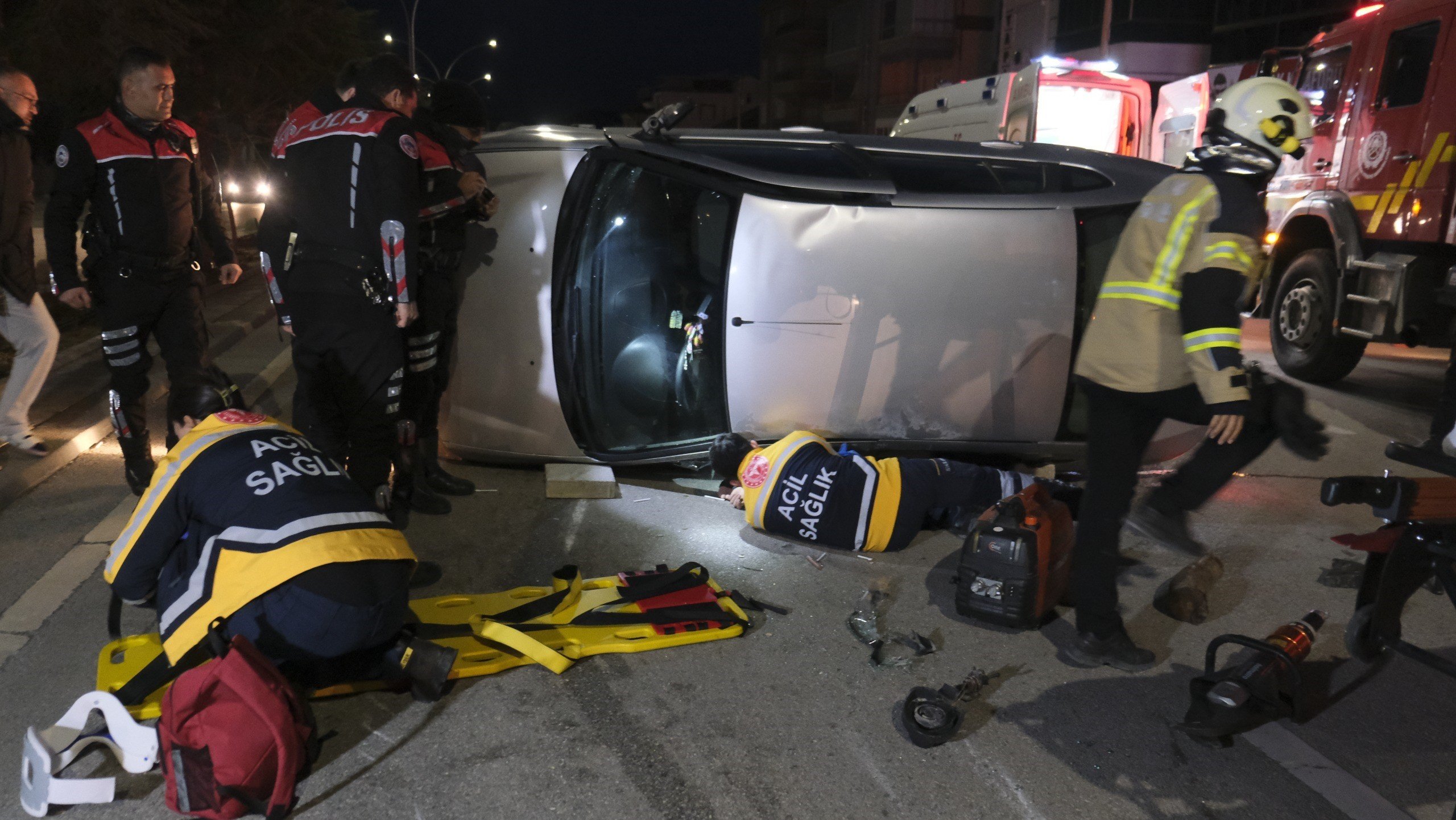 Karaman'da can pazarı! Takla atan aracın altında kalan kadın sürücüyü itfaiye kurtardı