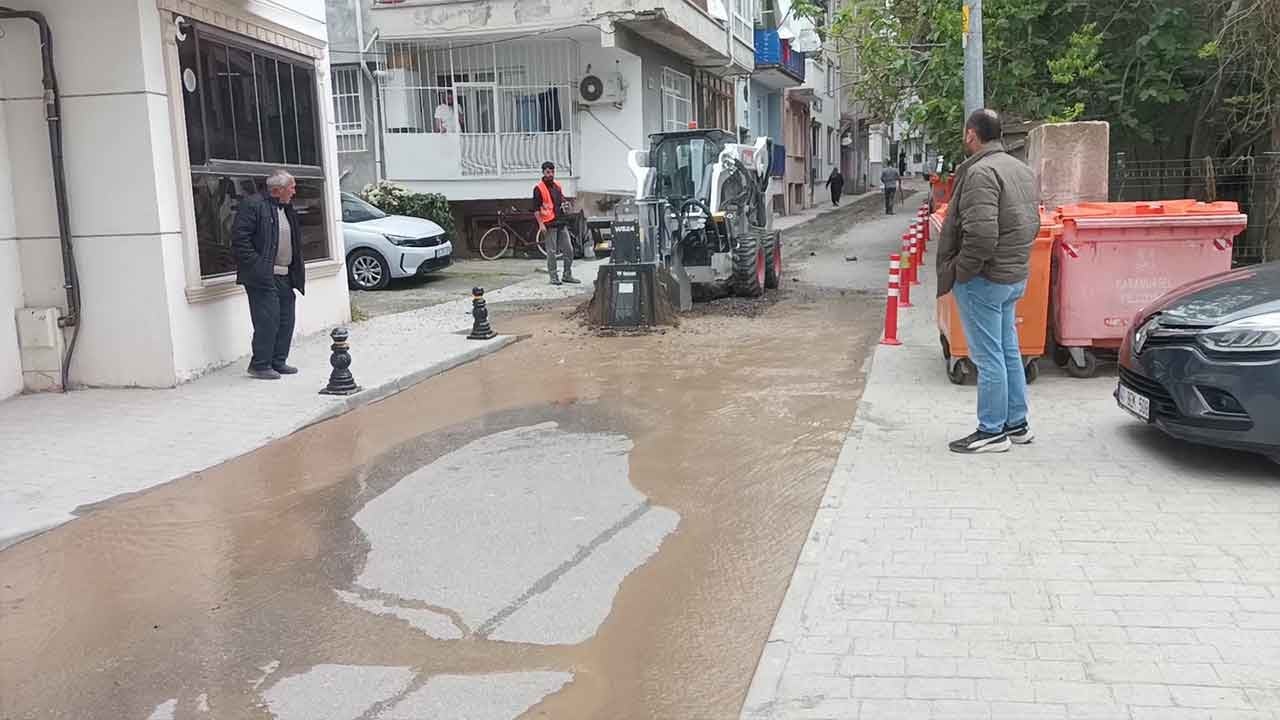 Karamürsel'de altyapı çalışmasında ana su borusu patladı! Sokak göle döndü!
