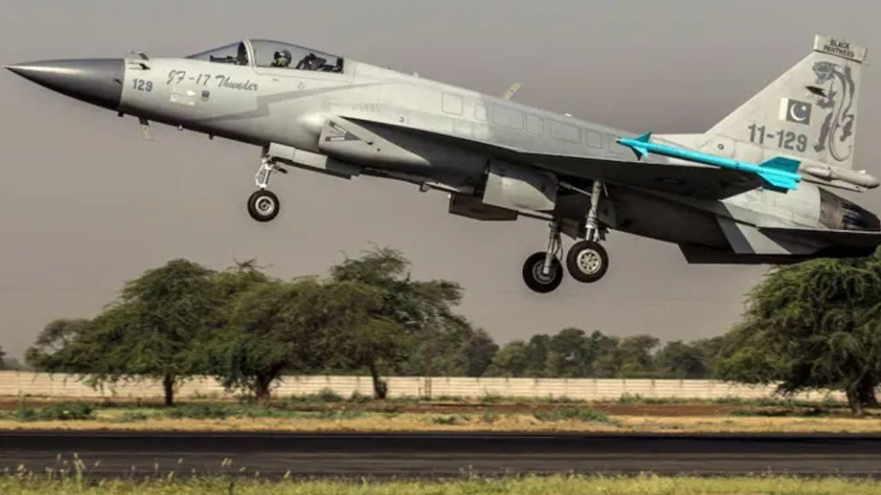 Kardeş ülkede korkunç kaza! 2 pilot hayatını kaybetti