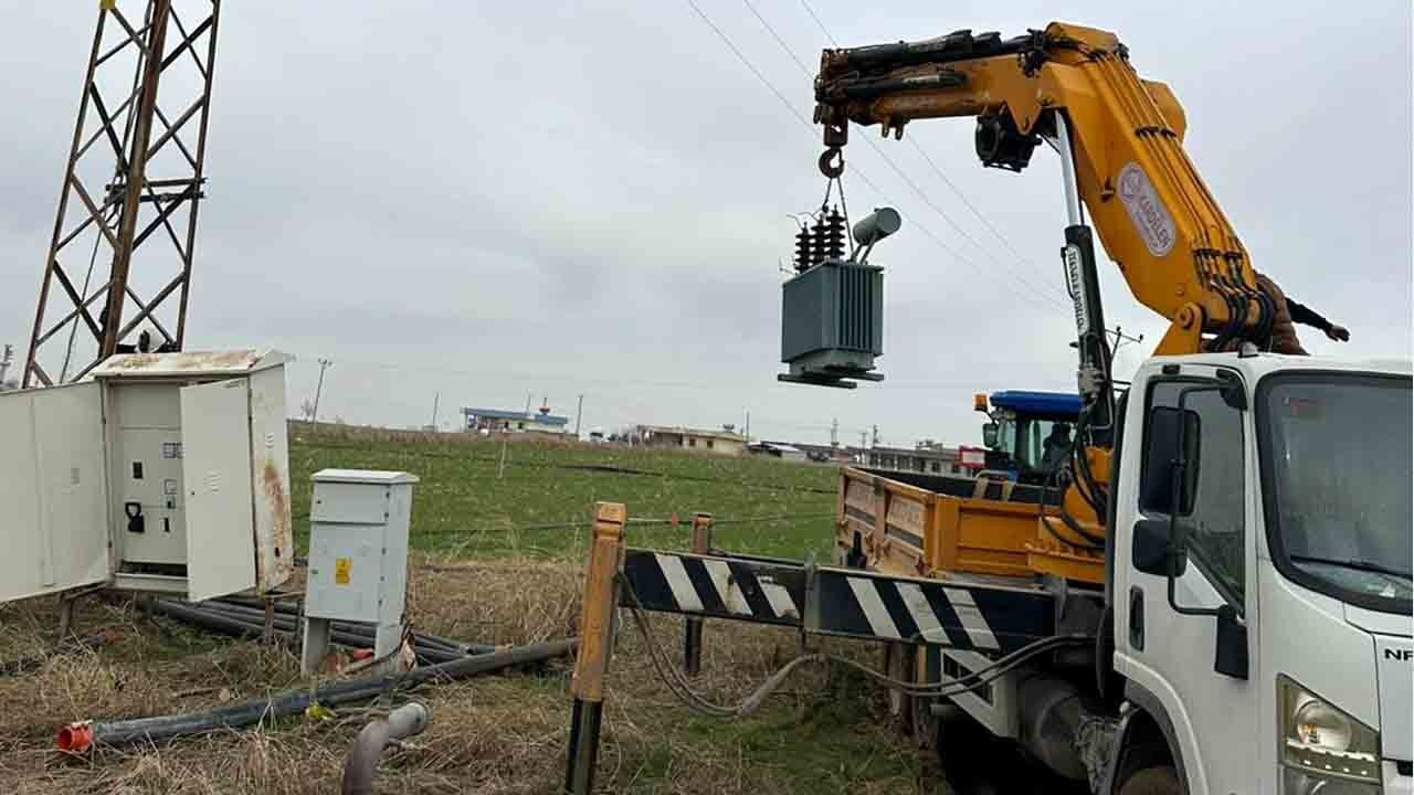 Karla kaplı tarlada kaçak elektrik ile sulama yapılıyordu! Şanlıurfa’da kaçak trafoya el konuldu!