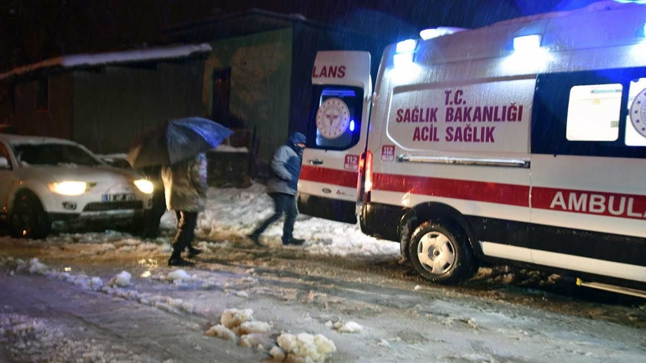 Karla kaplı yollar 7 aylık bebek için açıldı