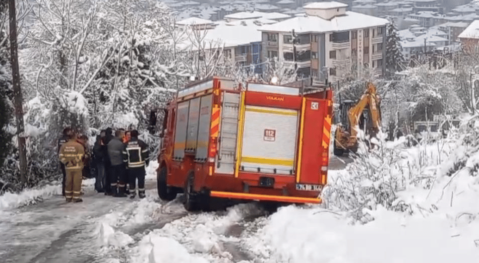 Karlı yolda kayan kamyon işçiyi yaraladı