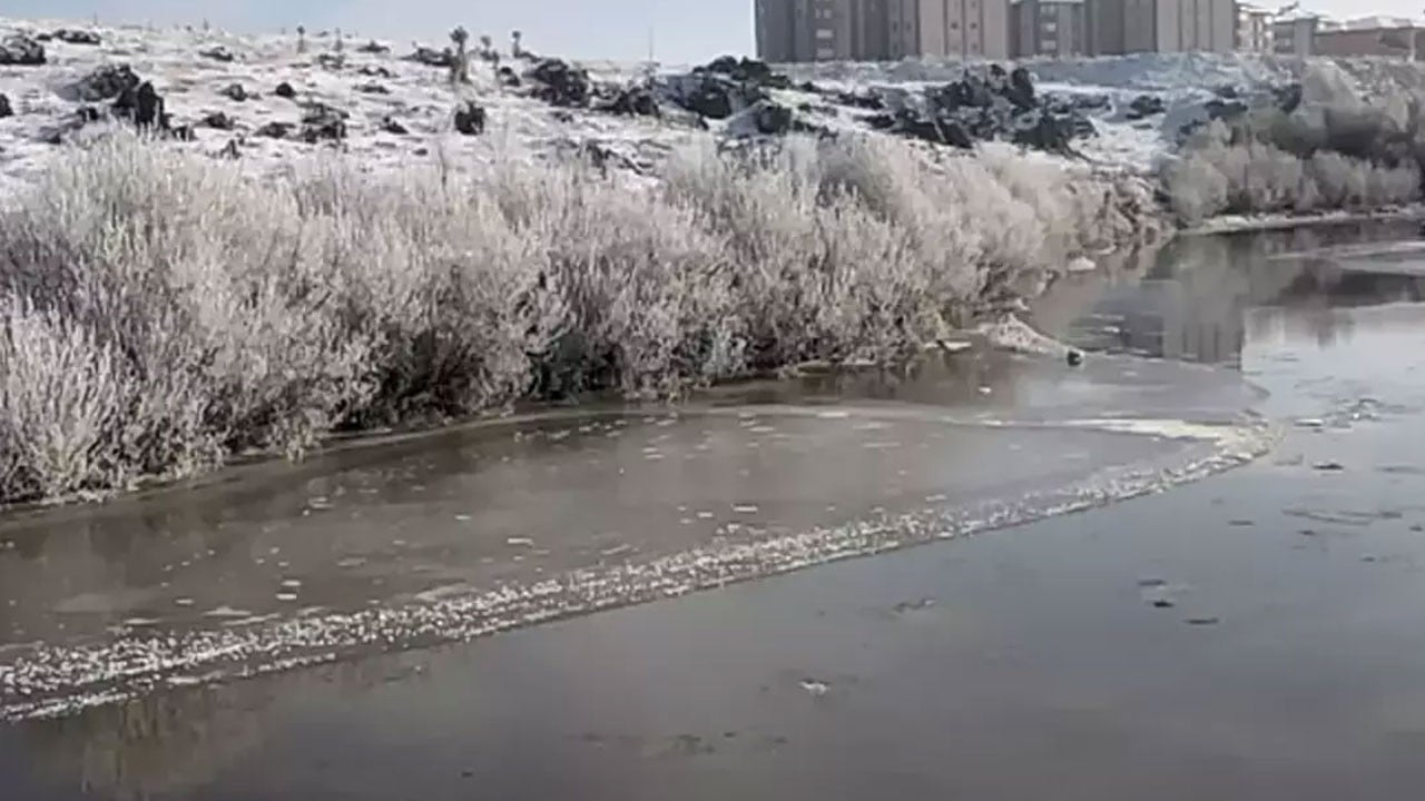 Kars eksi 15’i gördü: Kars Çayı 1 günde buz kesti