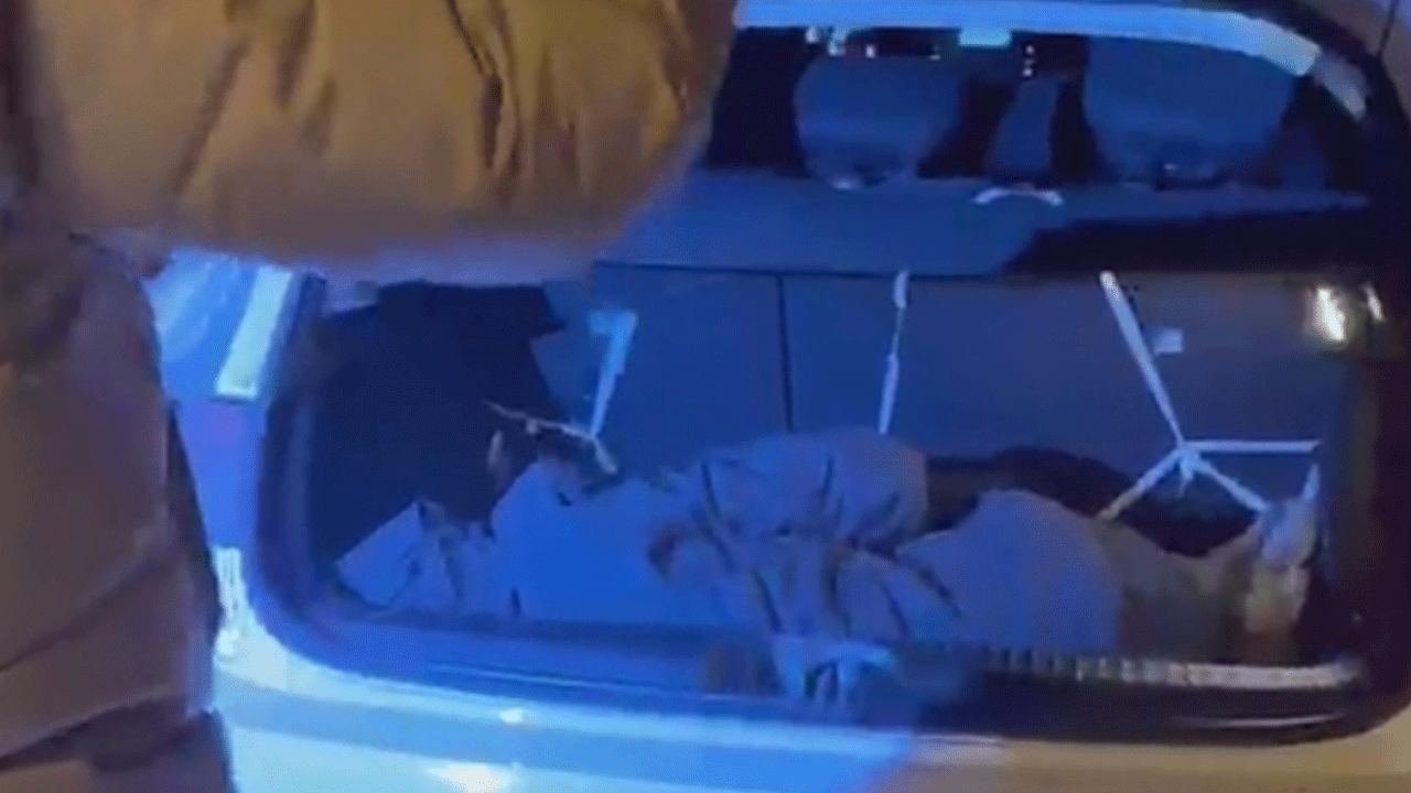 Kars'ta araç bagajında saklanan 2 göçmen yakalandı