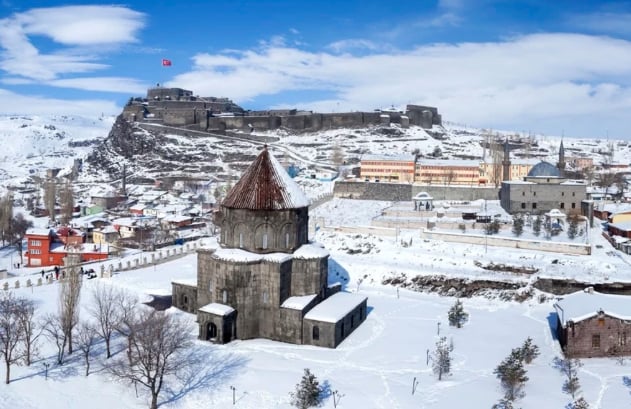 Kars’ta eğitim-öğretime yoğun kar yağışı dolasıyla 1 gün ara verildi.