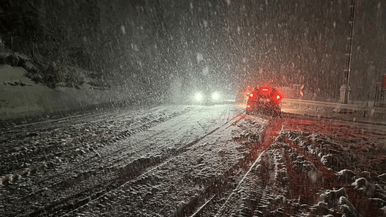 Kars'ta yollar kapandı
