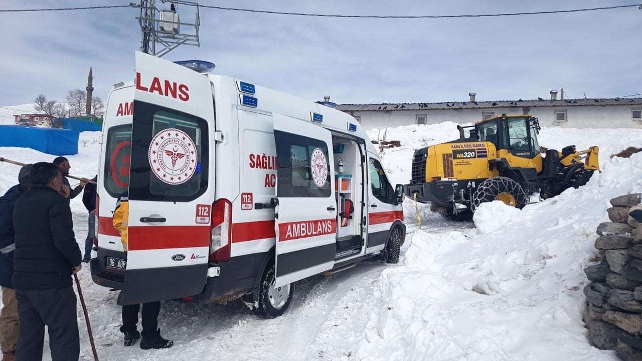 Kars’ta zamanla yarış! Hasta 4 saatlik çalışmayla hastaneye ulaştırıldı