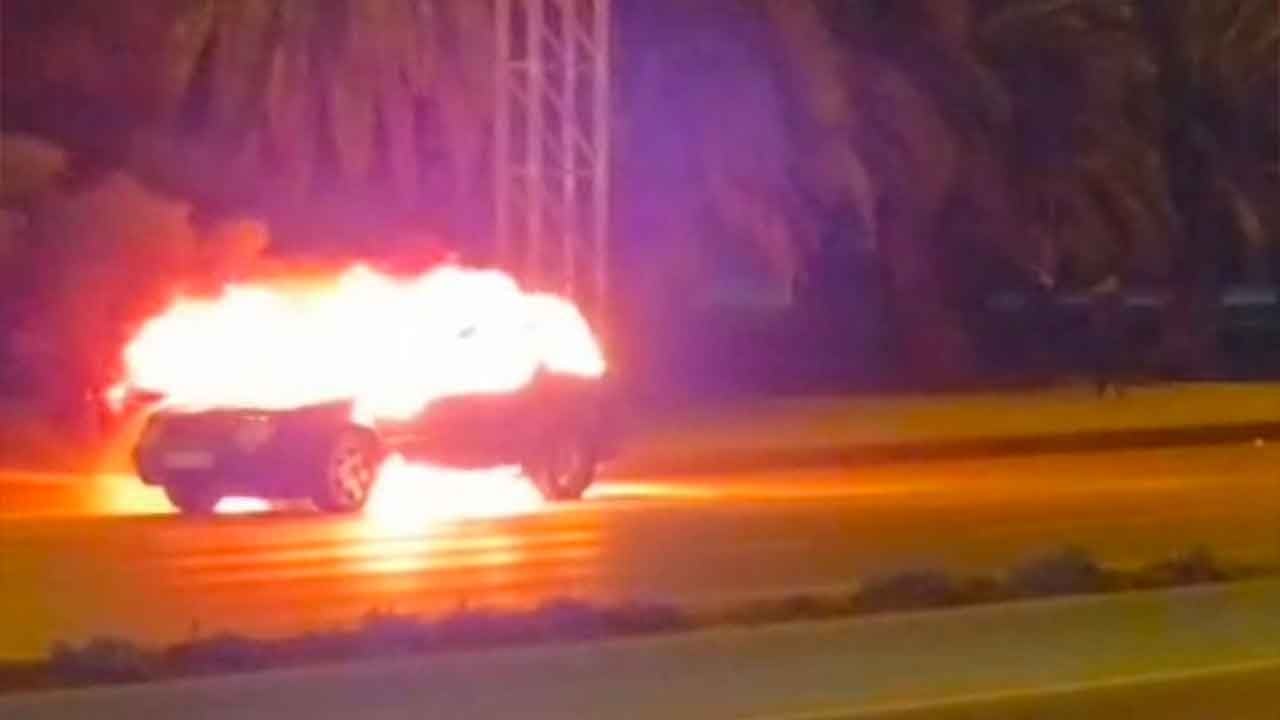 Kartal sahilinde alev topuna dönen araçta korku dolu anlar! Patlama sesleri sahili inletti!