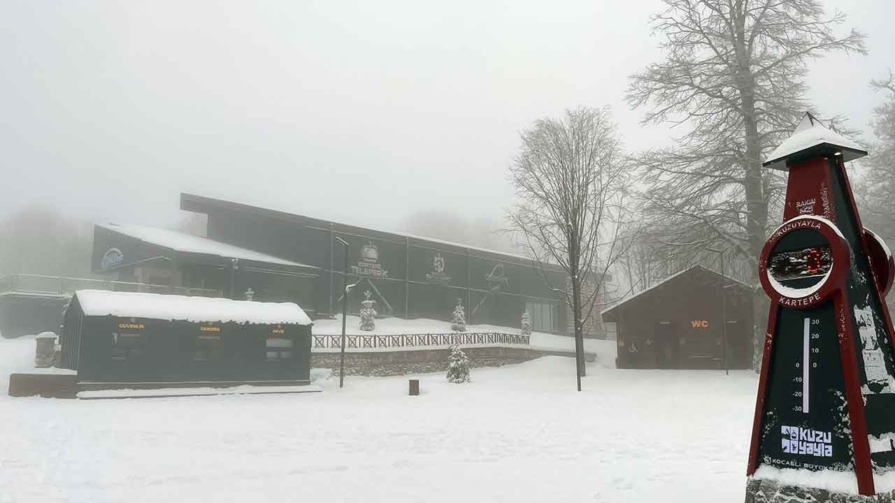 Kartepe'de kış yüzünü gösterdi! Zirve beyaza bürünürken, termometreler eksi 3 dereceyi gördü!