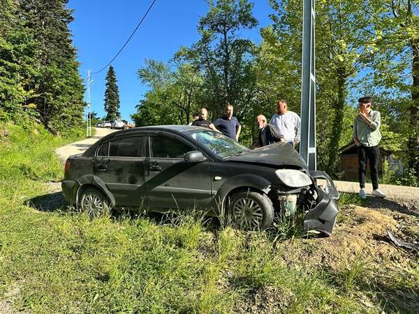 Kastamonu’da otomobil direğe çarptı: 3 yaralı