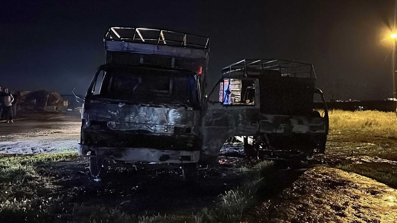 Kayseri'de 2 kamyon kundaklandı